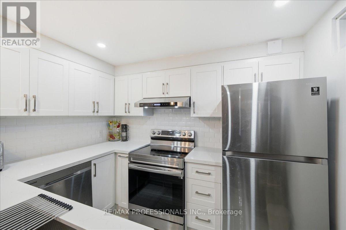 7387 Davemark Court, Mississauga, Ontario  L5N 7P3 - Photo 4 - W12973582