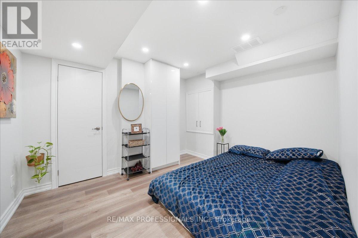 7387 Davemark Court, Mississauga, Ontario  L5N 7P3 - Photo 5 - W12973582