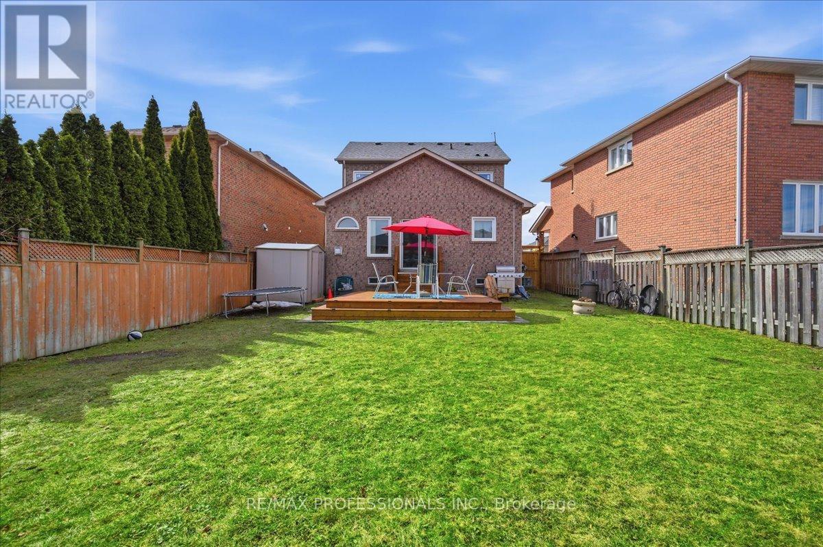 7387 Davemark Court, Mississauga, Ontario  L5N 7P3 - Photo 9 - W12973582