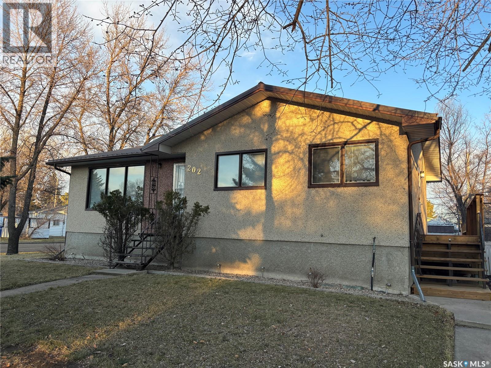 202 Herbert Street, Maple Creek, Saskatchewan  S0N 1N0 - Photo 2 - SK032337