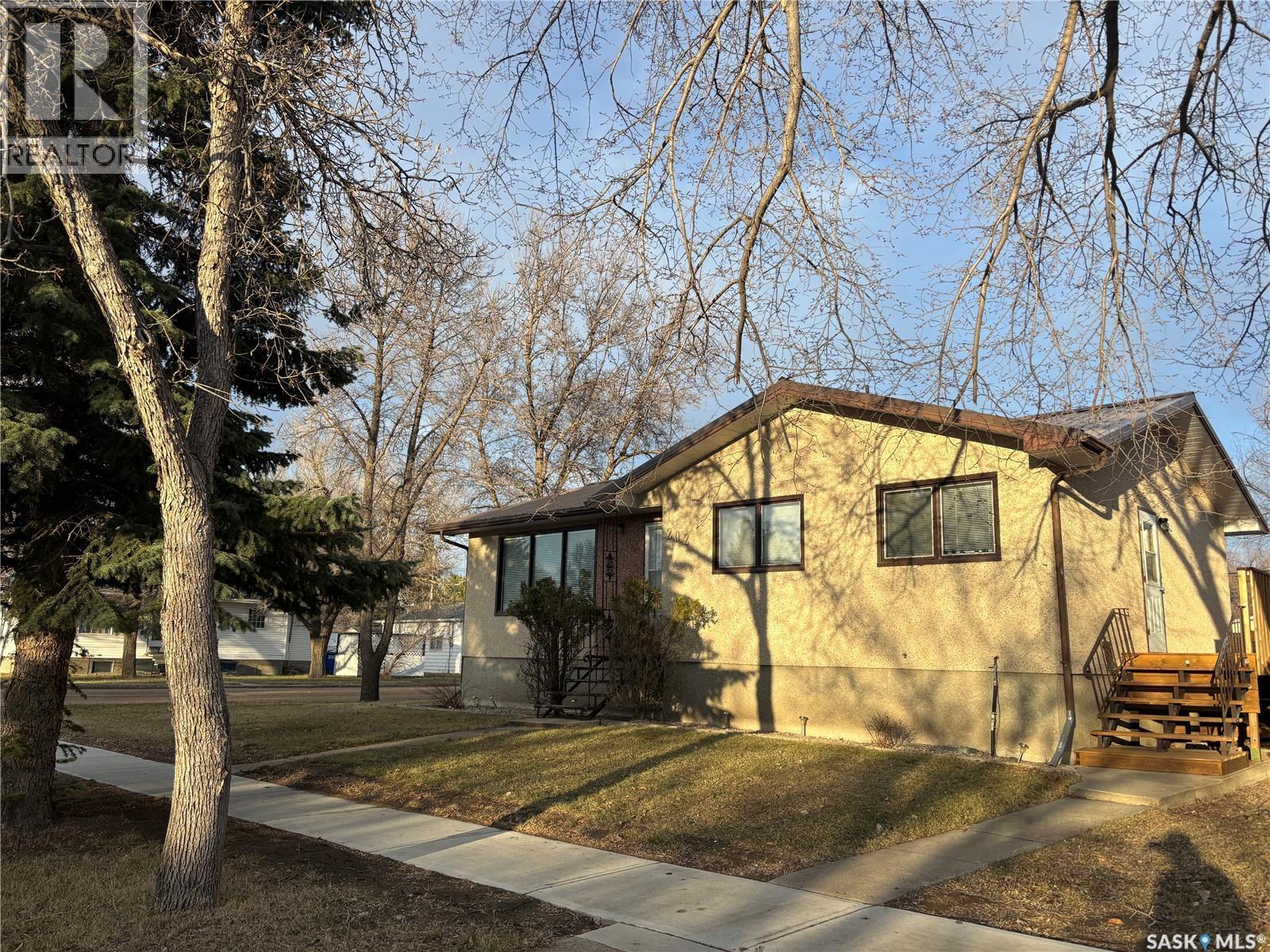 202 Herbert Street, Maple Creek, Saskatchewan  S0N 1N0 - Photo 3 - SK032337