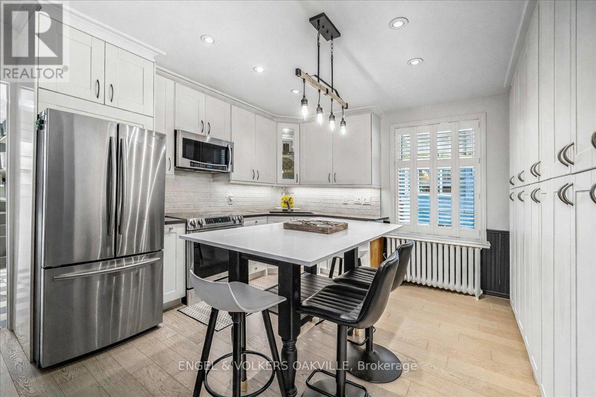 38 John Street S, Mississauga, Ontario  L5H 2E6 - Photo 14 - W12966904