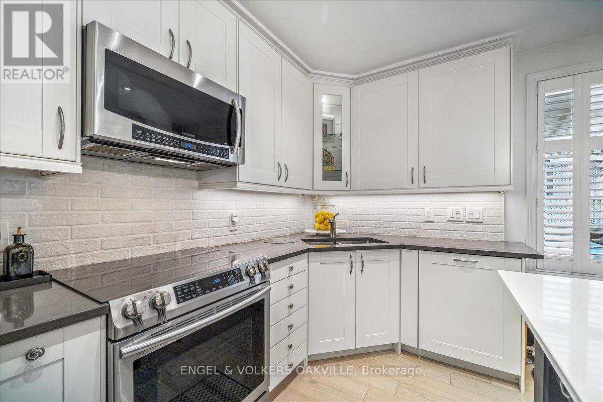 38 John Street S, Mississauga, Ontario  L5H 2E6 - Photo 16 - W12966904