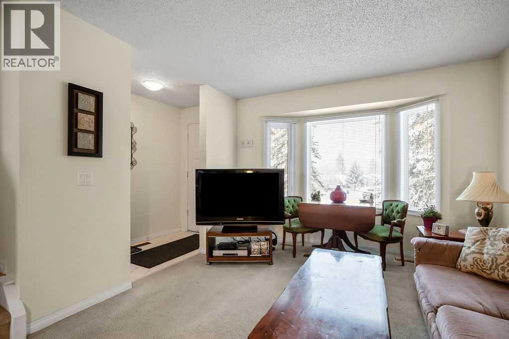 111 Deerfield Drive Se, Calgary, Alberta  T2J 6T9 - Photo 4 - A2292660