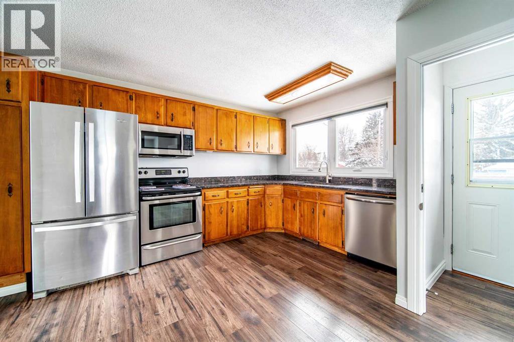 805 10 Avenue, Wainwright, Alberta  T9W 1B8 - Photo 2 - A2298352