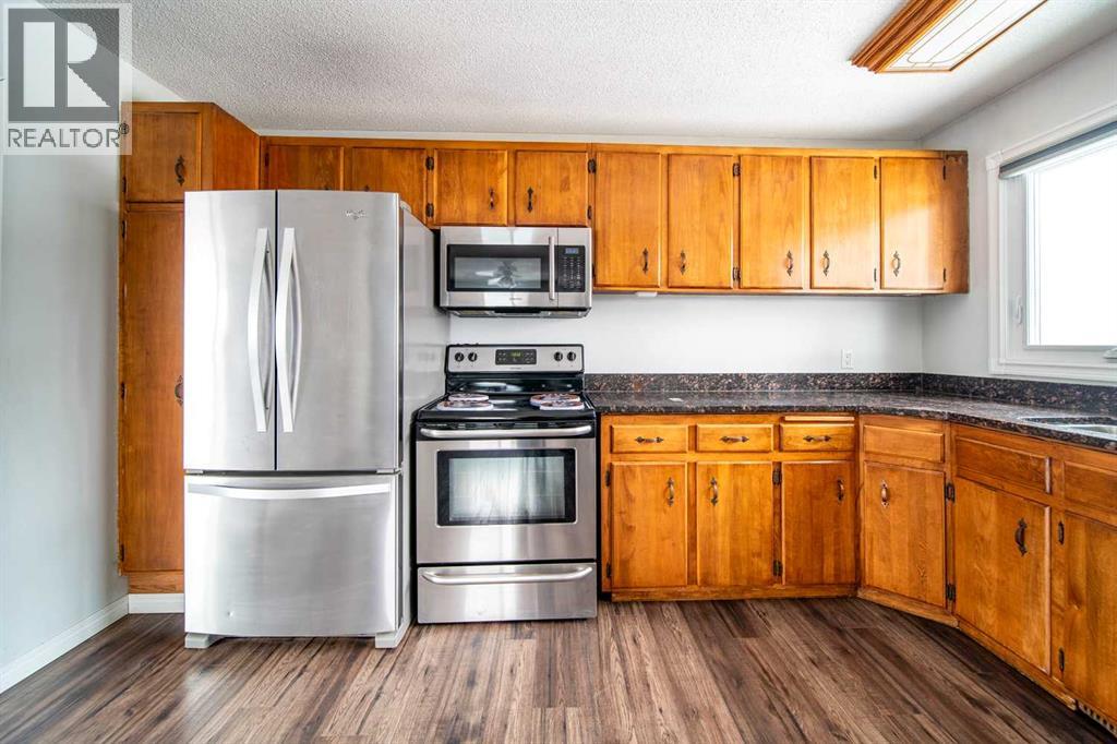 805 10 Avenue, Wainwright, Alberta  T9W 1B8 - Photo 3 - A2298352