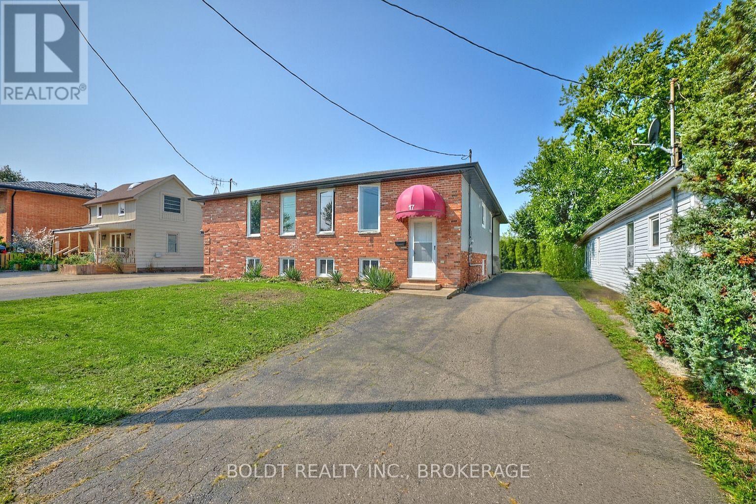 17 Colborne Street, Thorold, Ontario  L2V 3P8 - Photo 1 - X12973794