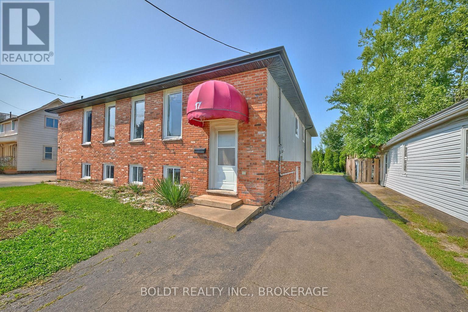 17 Colborne Street, Thorold, Ontario  L2V 3P8 - Photo 2 - X12973794
