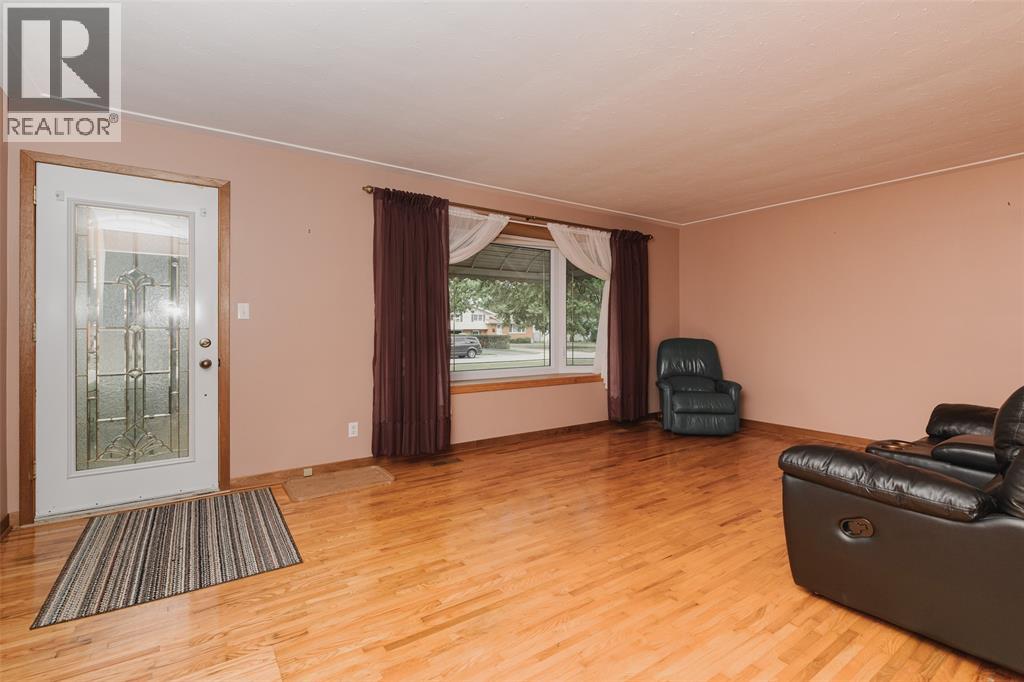 28 Highland Drive, Wallaceburg, Ontario  N8A 2K4 - Photo 2 - 26007543