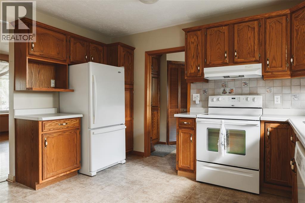 28 Highland Drive, Wallaceburg, Ontario  N8A 2K4 - Photo 6 - 26007543