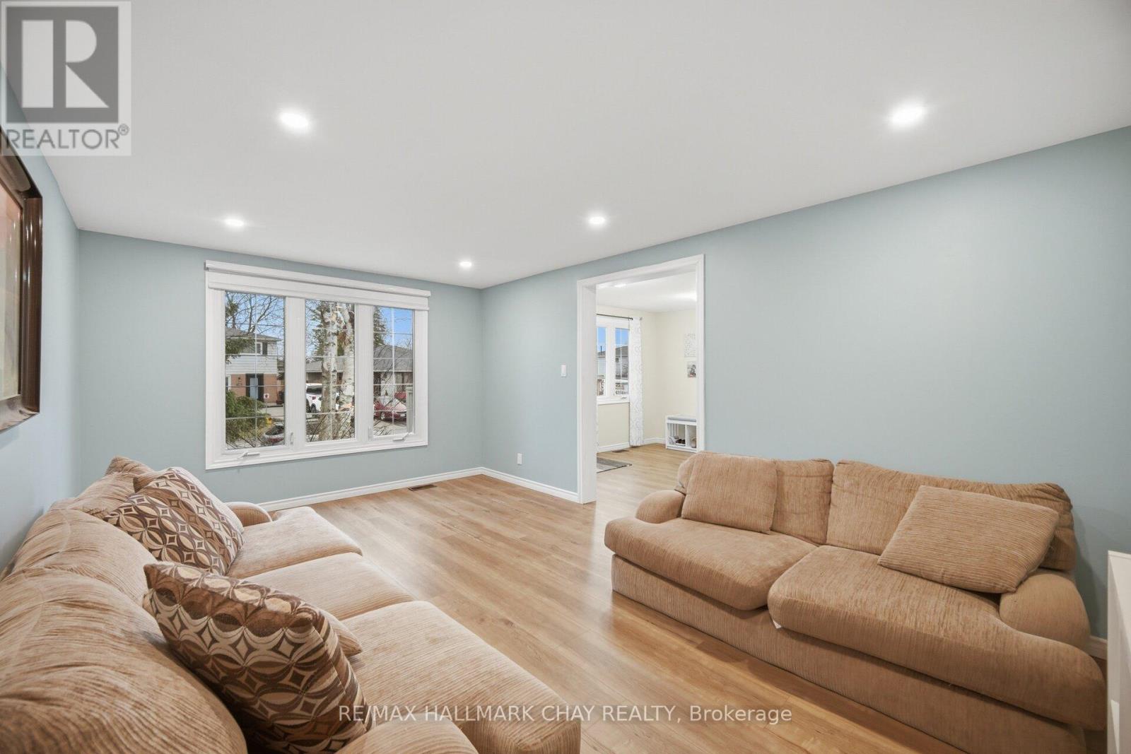 97 Walkem Drive, New Tecumseth (Tottenham), Ontario  L0G 1W0 - Photo 9 - N12973696