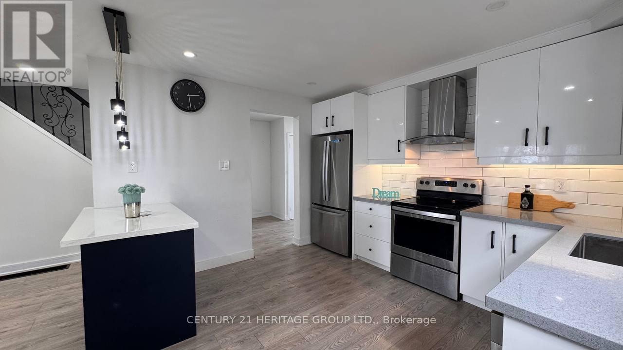 735 Pam Crescent, Newmarket, Ontario  L3Y 5B7 - Photo 3 - N12973774