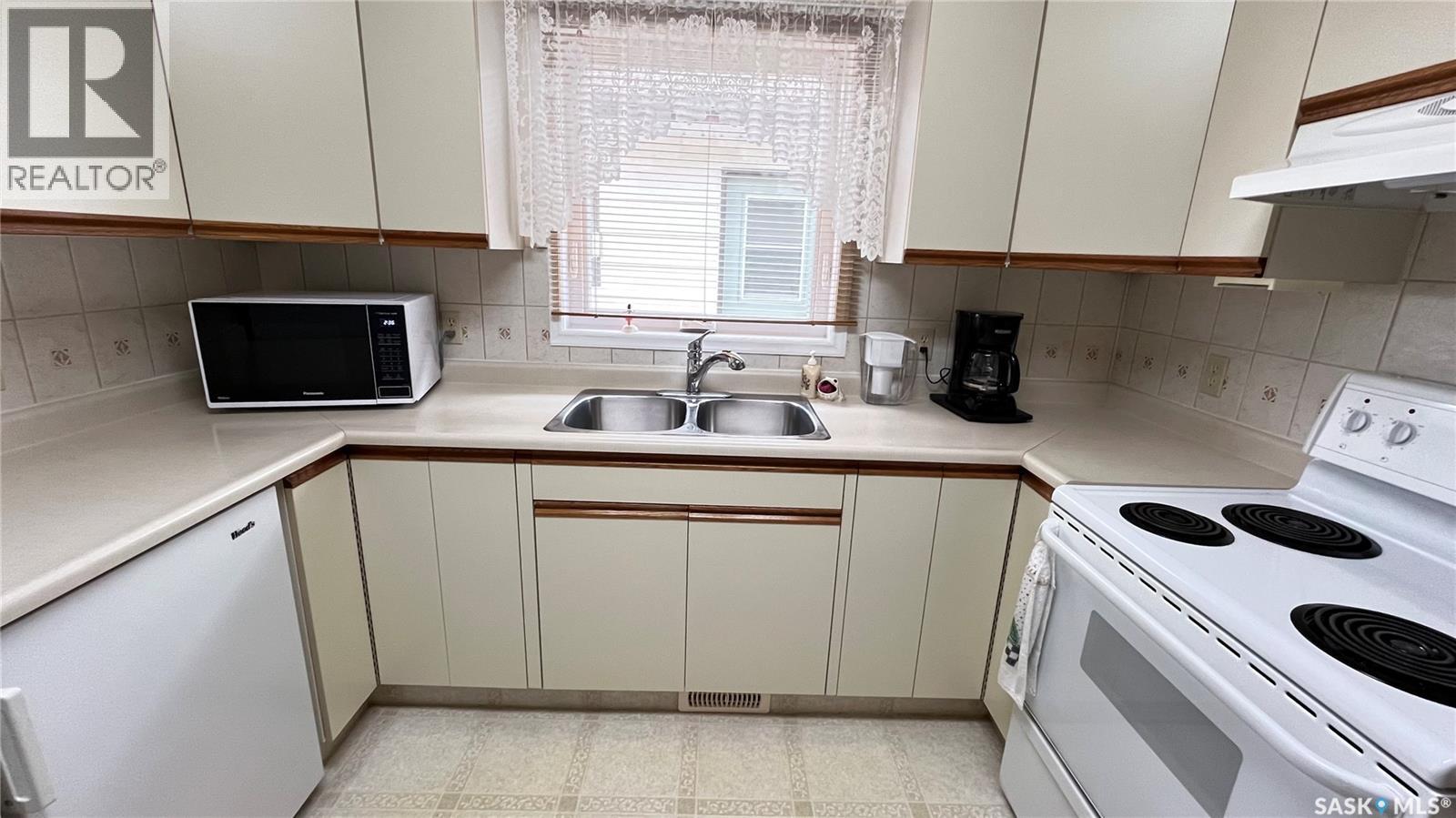 211 Maple Street, Maple Creek, Saskatchewan  S0N 1N0 - Photo 23 - SK032406