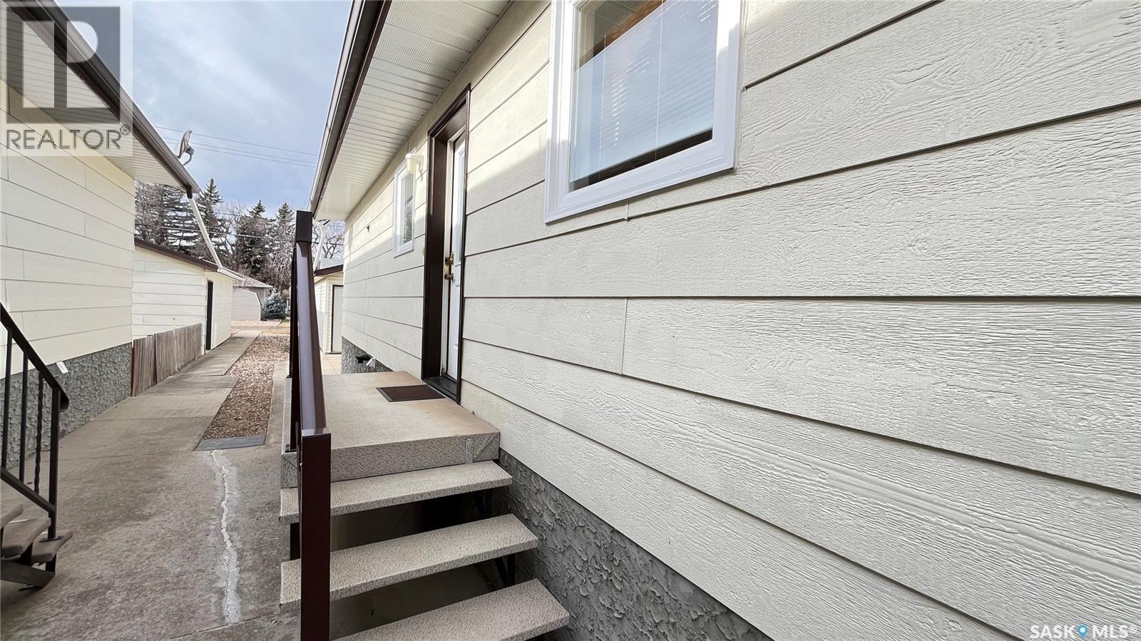 211 Maple Street, Maple Creek, Saskatchewan  S0N 1N0 - Photo 3 - SK032406