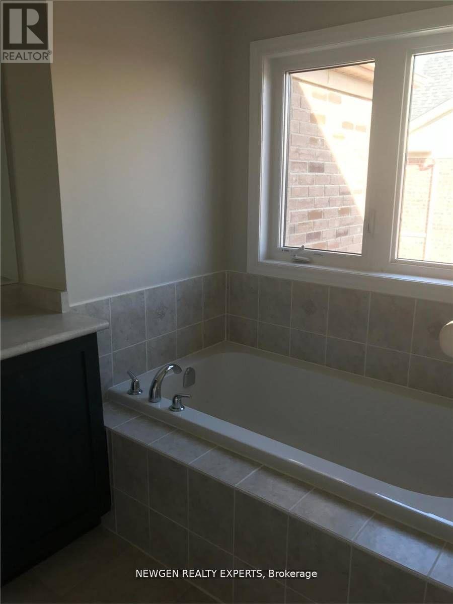 37 Military Crescent, Brampton, Ontario  L7A 4M4 - Photo 4 - W12973768