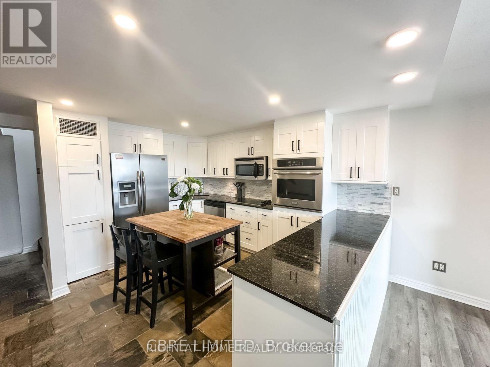 402 - 100 Bronte Road, Oakville, Ontario  L6L 6L5 - Photo 2 - W12973838