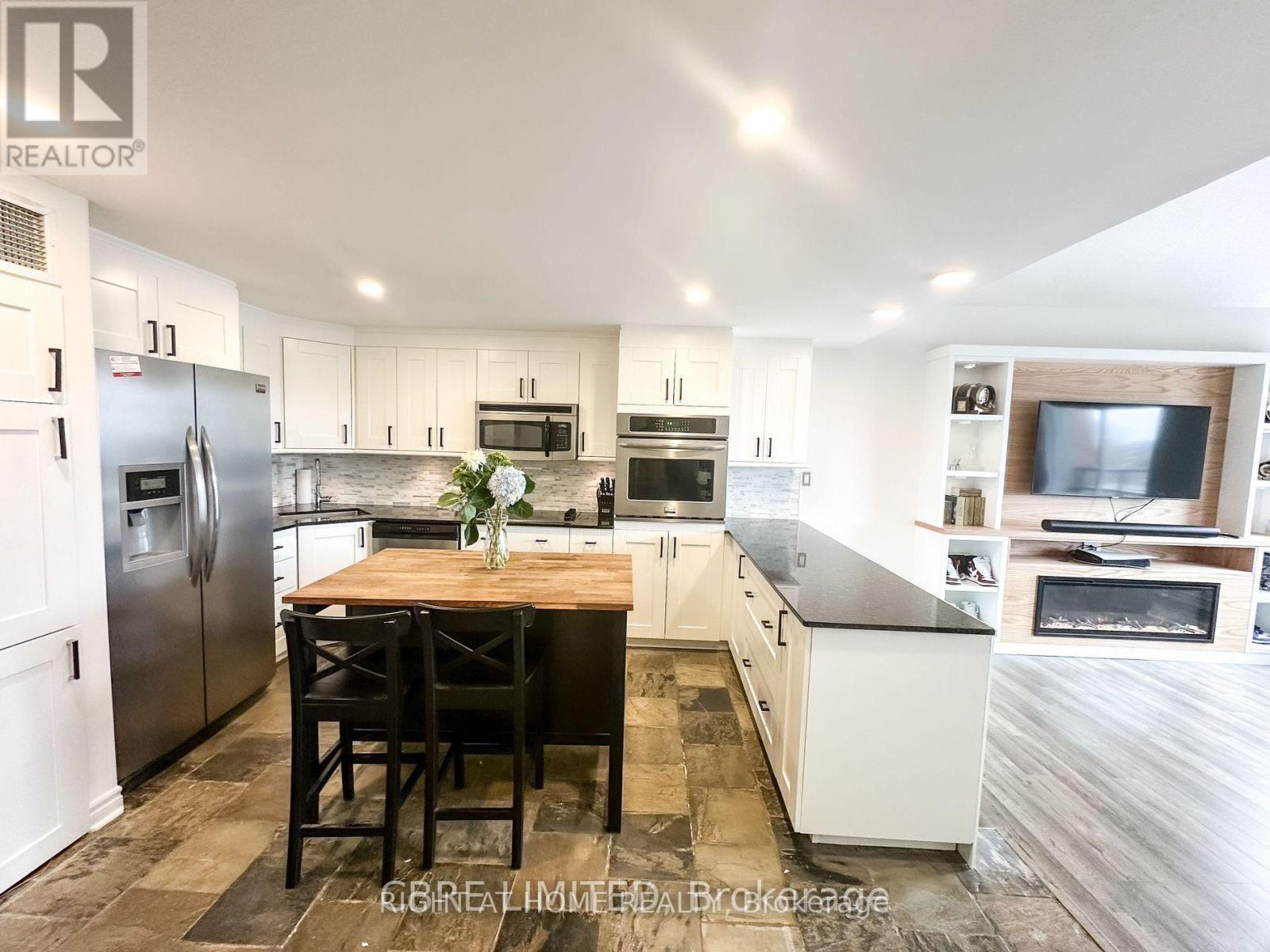 402 - 100 Bronte Road, Oakville, Ontario  L6L 6L5 - Photo 3 - W12973838