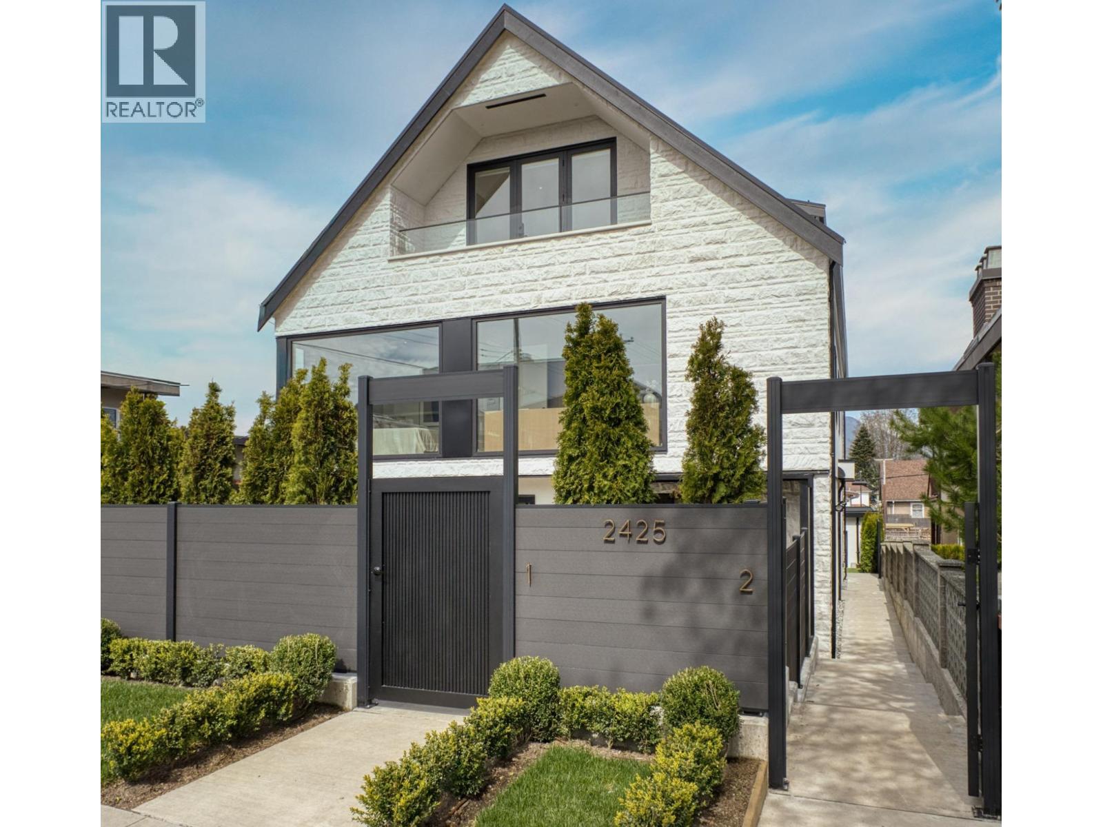 2 2425 Kitchener Street, Vancouver, British Columbia  V5K 3C4 - Photo 1 - R3108619