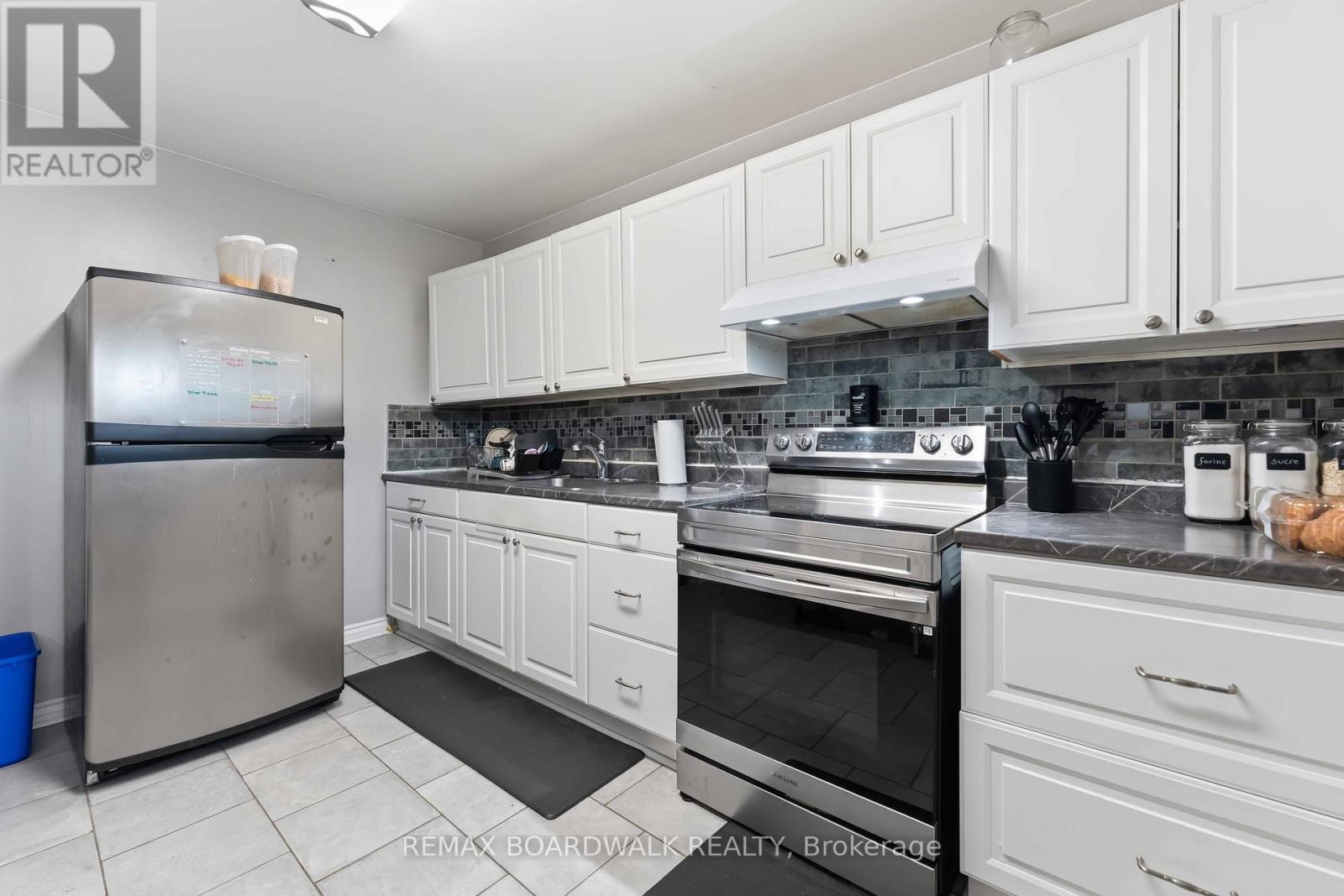 1707 Meadowbrook Road, Ottawa, Ontario  K1B 4W6 - Photo 10 - X12973908