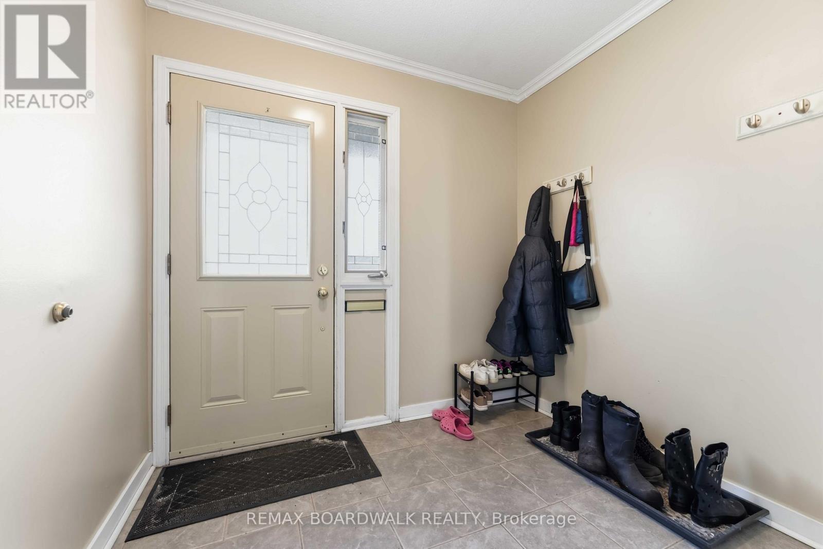 1707 Meadowbrook Road, Ottawa, Ontario  K1B 4W6 - Photo 2 - X12973908