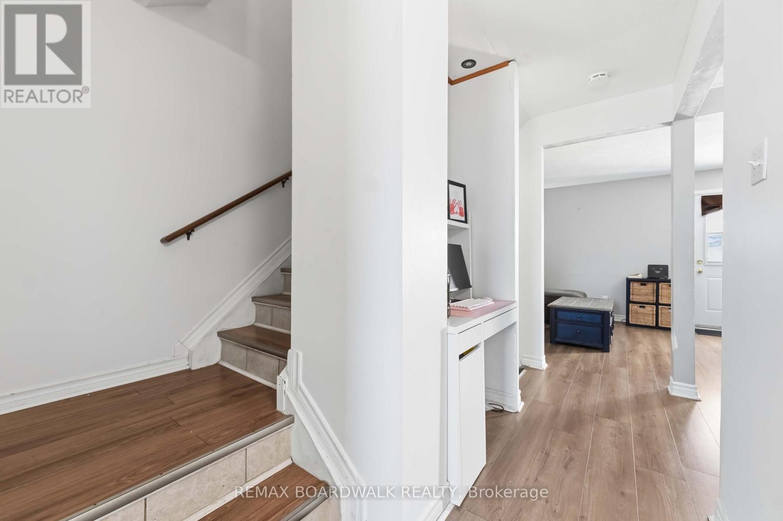 1707 Meadowbrook Road, Ottawa, Ontario  K1B 4W6 - Photo 3 - X12973908