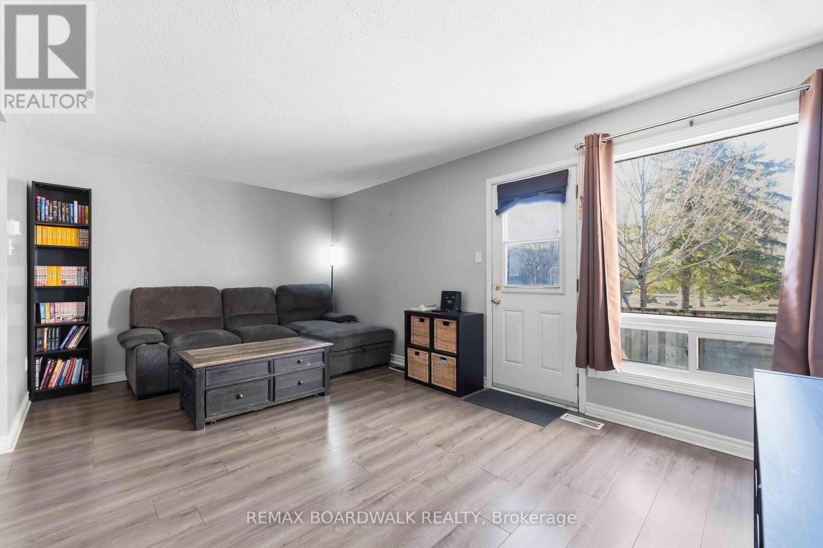 1707 Meadowbrook Road, Ottawa, Ontario  K1B 4W6 - Photo 4 - X12973908