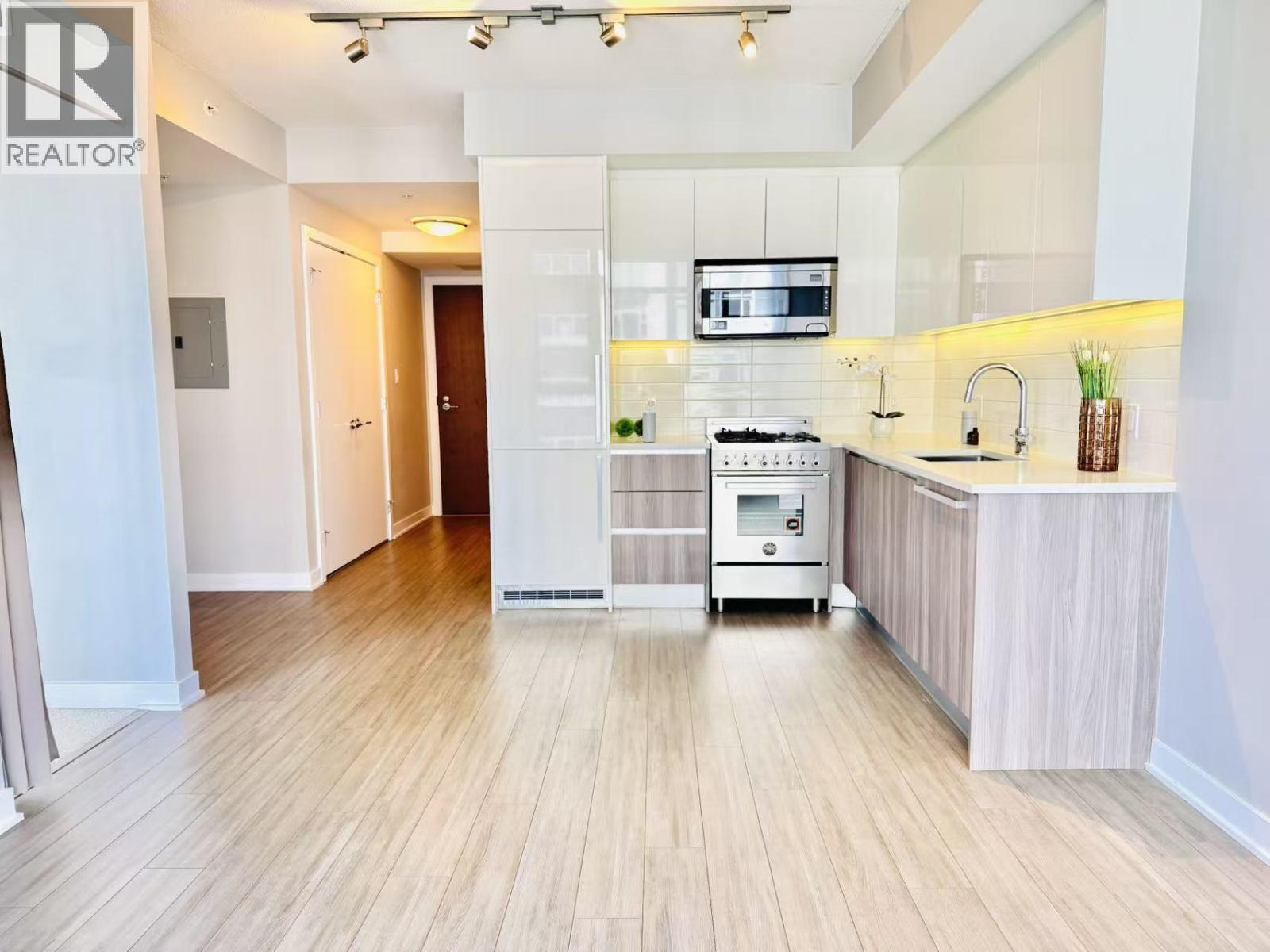 1105 4900 LENNOX LANE, Burnaby, British Columbia