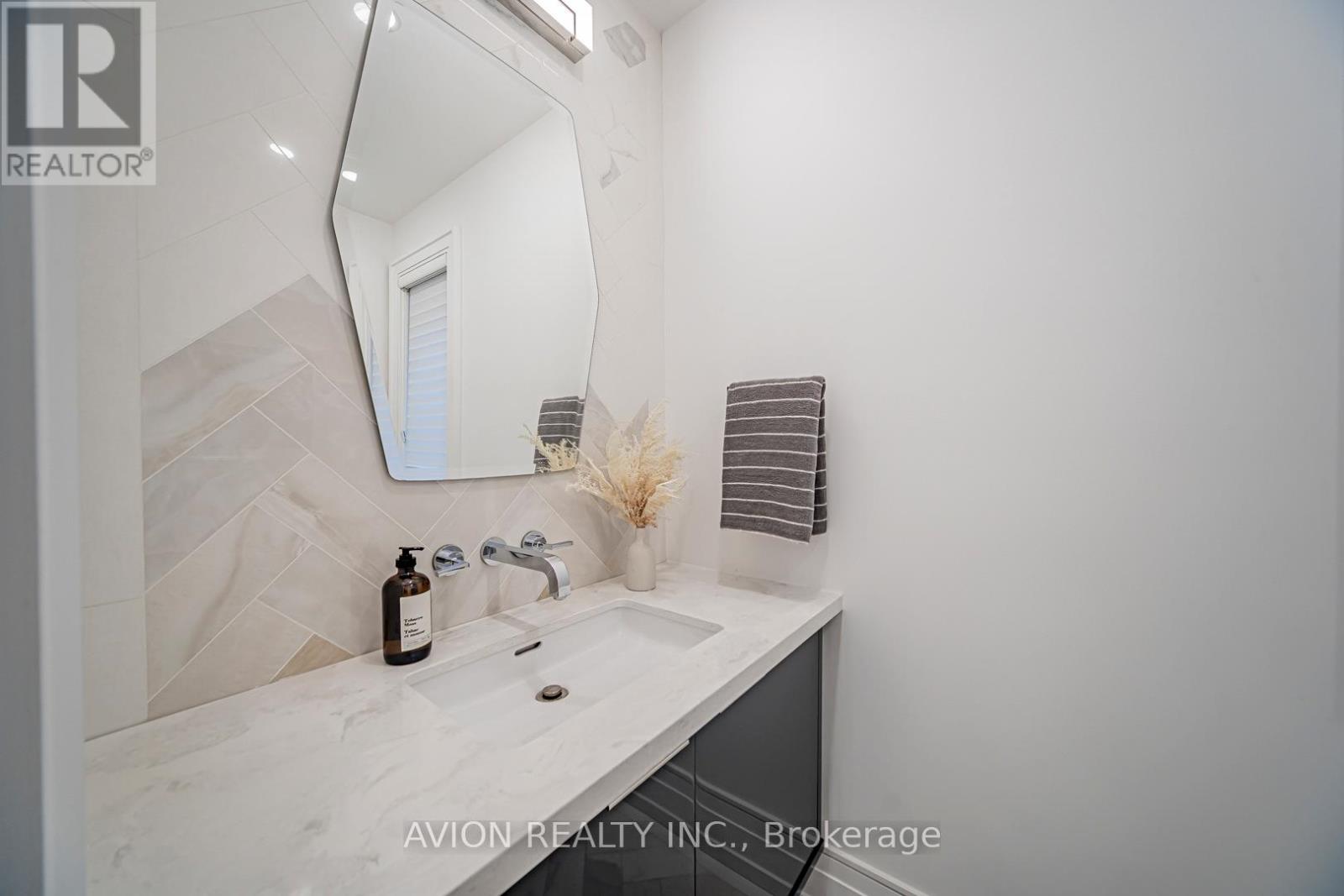 29 Evergreen Gardens, Toronto, Ontario  M4G 1C4 - Photo 19 - C12973912