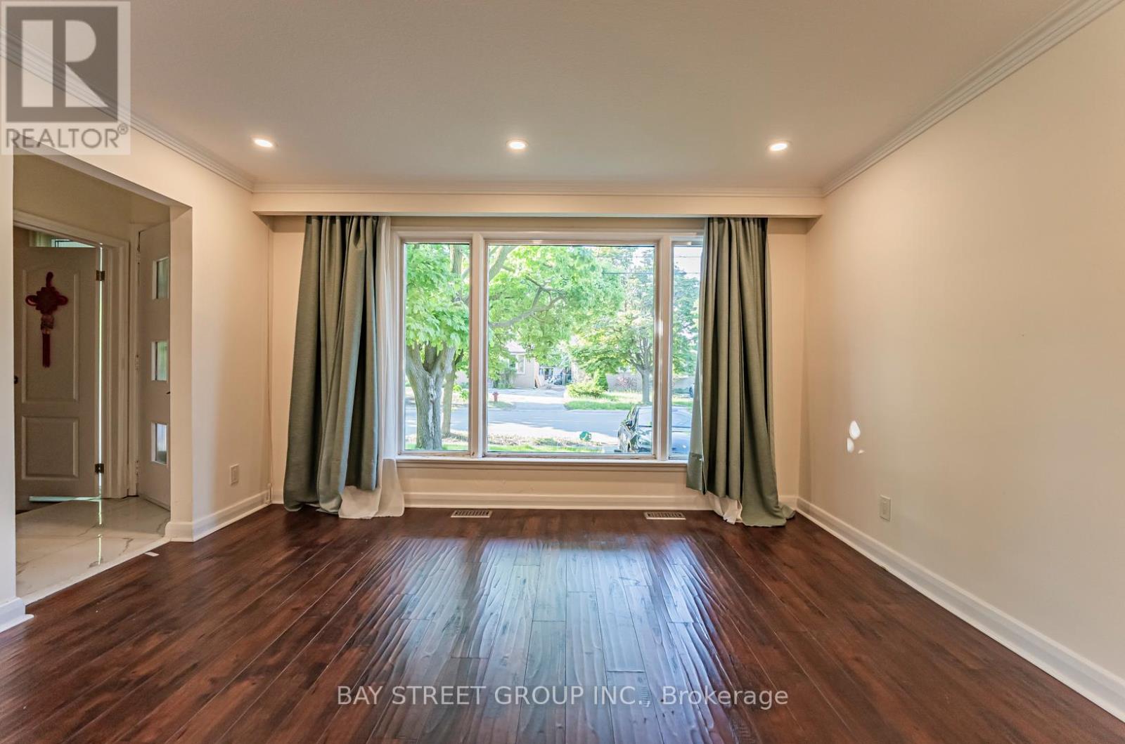 Main - 394 Centre Street E, Richmond Hill, Ontario L4C 1B7 - Photo 4 - N12973868