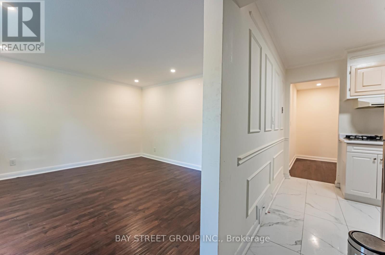 Main - 394 Centre Street E, Richmond Hill, Ontario L4C 1B7 - Photo 5 - N12973868