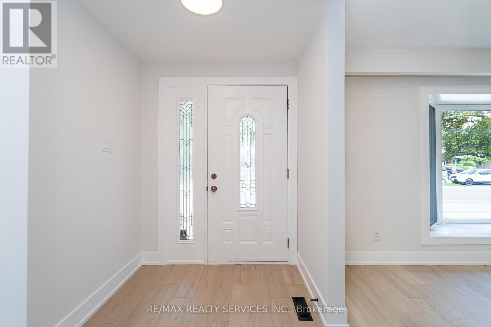 2296 Devon Road, Oakville, Ontario  L6J 5R4 - Photo 5 - W12973900