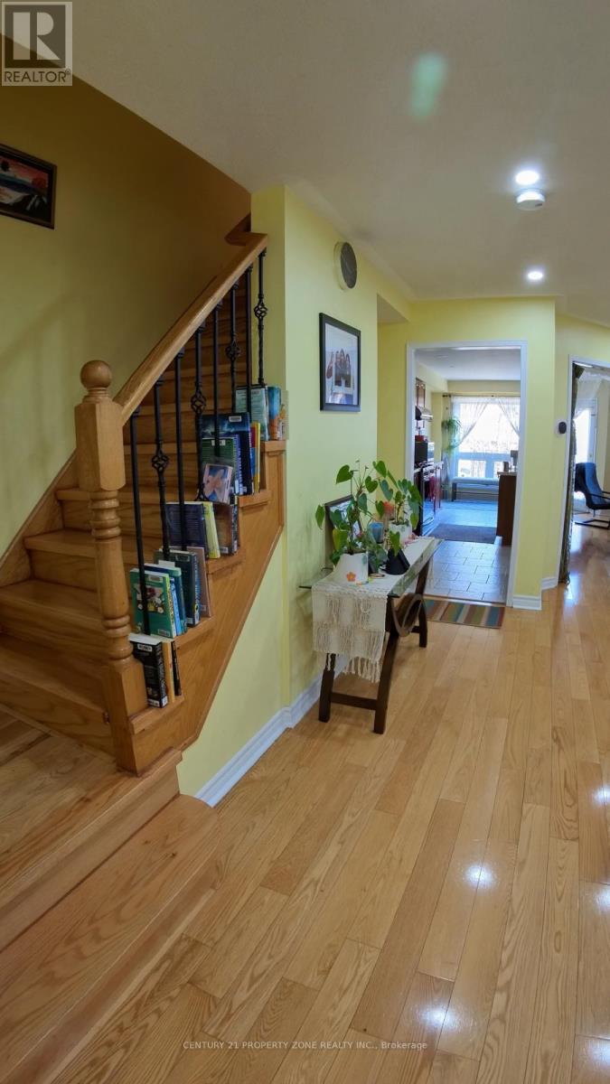 3822 Spicewood Way, Mississauga, Ontario  L5N 7W7 - Photo 4 - W12972466