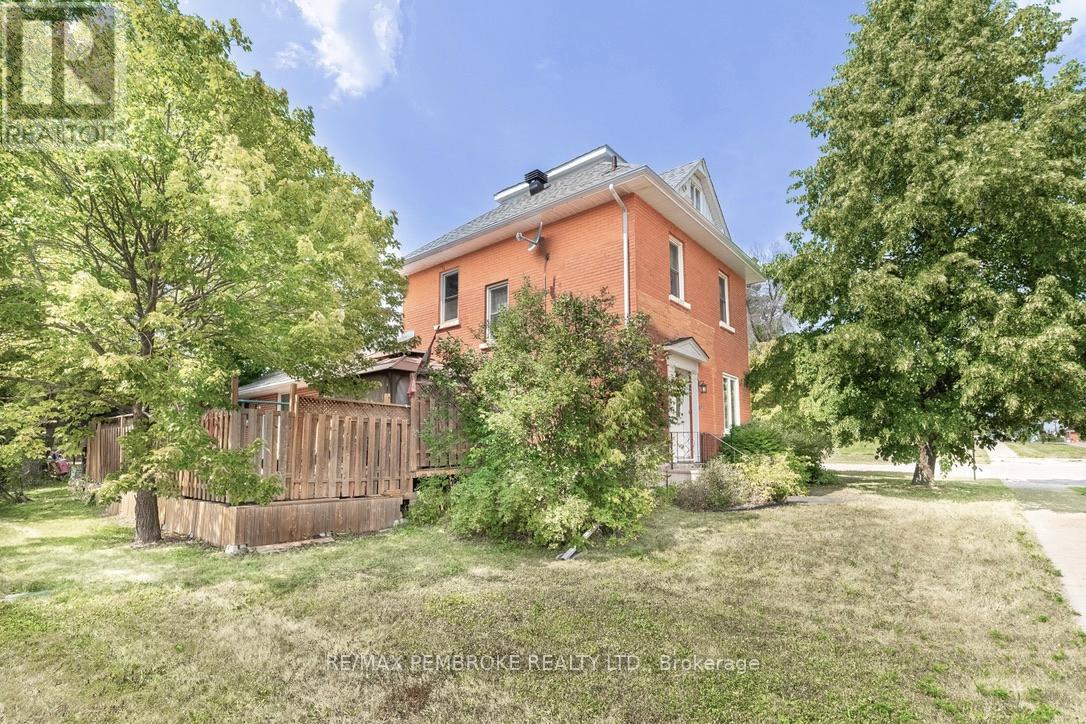 402 CHRISTIE STREET, Pembroke, Ontario