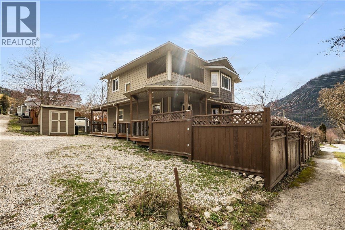 704 Fell Street, Nelson, British Columbia  V1l 3M9 - Photo 1 - 10382311