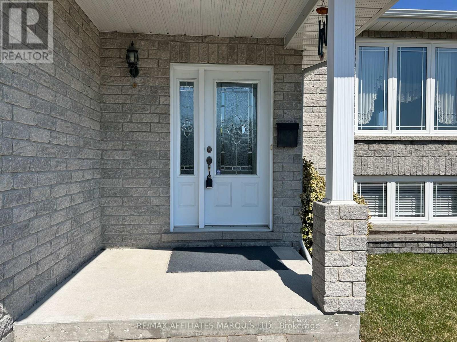 302 Emma Avenue, Cornwall, Ontario  K6J 0A2 - Photo 3 - X12768742