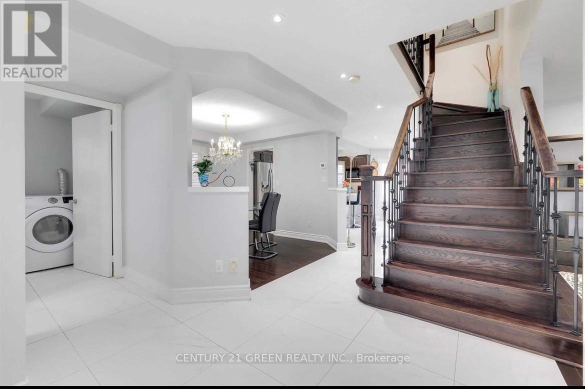 5623 Whitehorn Avenue, Mississauga, Ontario  L5V 2H1 - Photo 4 - W12974022