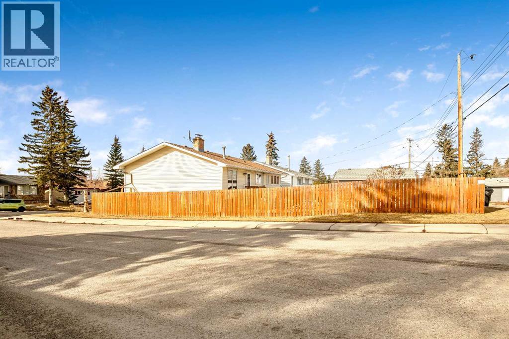 5711 Dalmead Crescent Nw, Calgary, Alberta T3A 1E7 - Photo 4 - A2295983