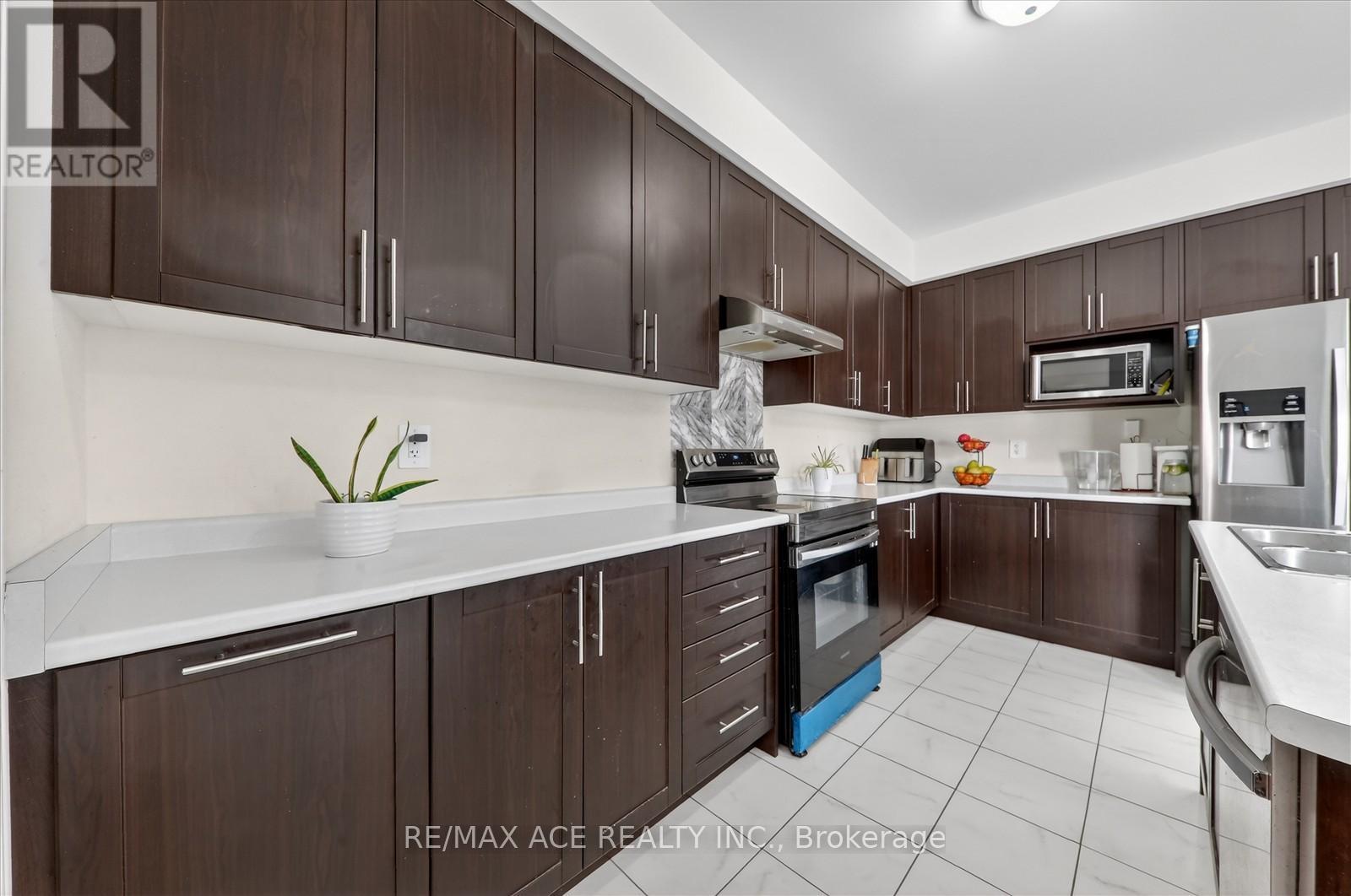 4 Sanford Circle, Springwater, Ontario  L9X 2A8 - Photo 10 - S12974028