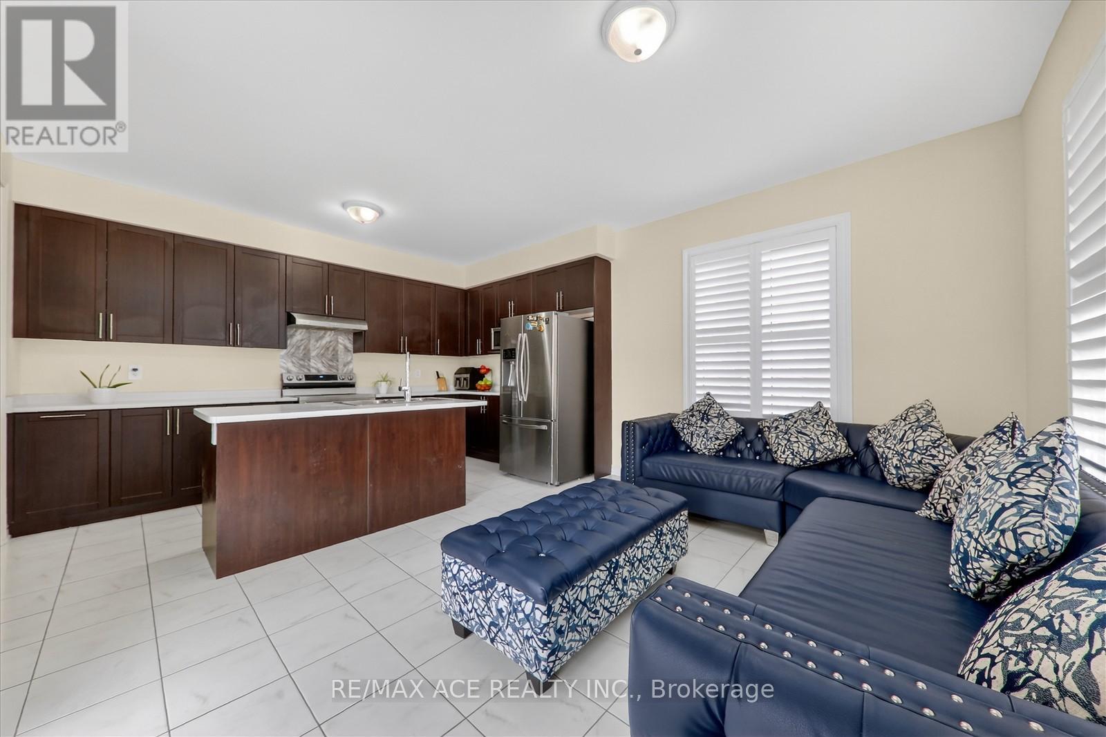 4 Sanford Circle, Springwater, Ontario  L9X 2A8 - Photo 12 - S12974028