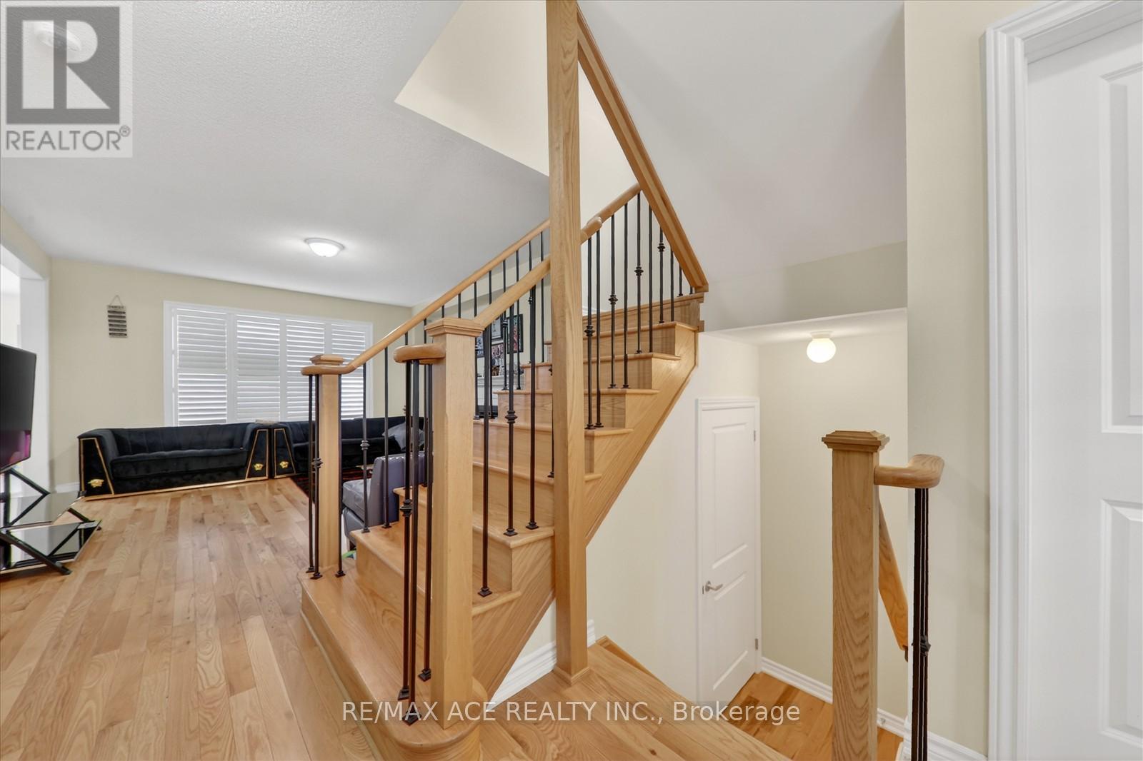 4 Sanford Circle, Springwater, Ontario  L9X 2A8 - Photo 16 - S12974028