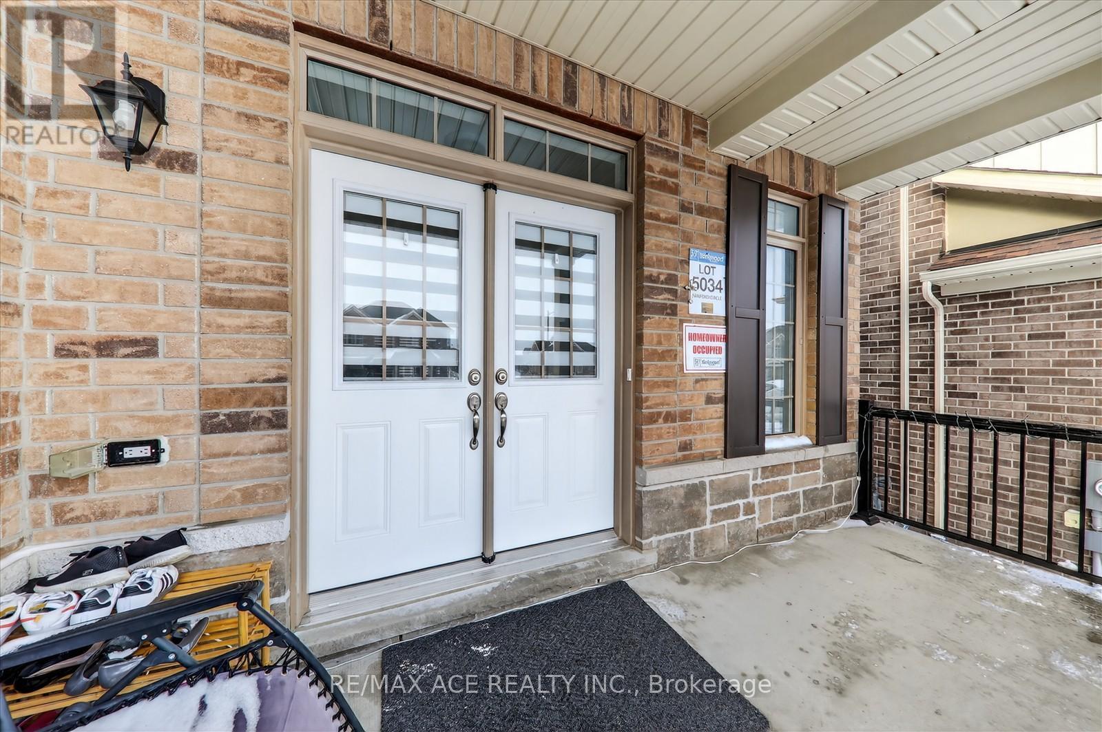 4 Sanford Circle, Springwater, Ontario  L9X 2A8 - Photo 4 - S12974028