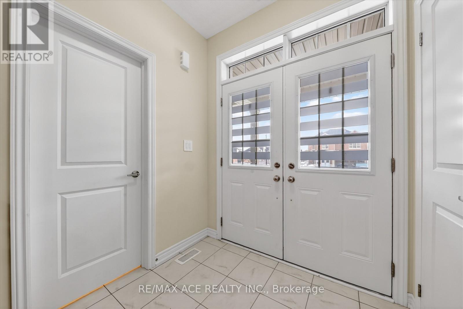 4 Sanford Circle, Springwater, Ontario  L9X 2A8 - Photo 5 - S12974028