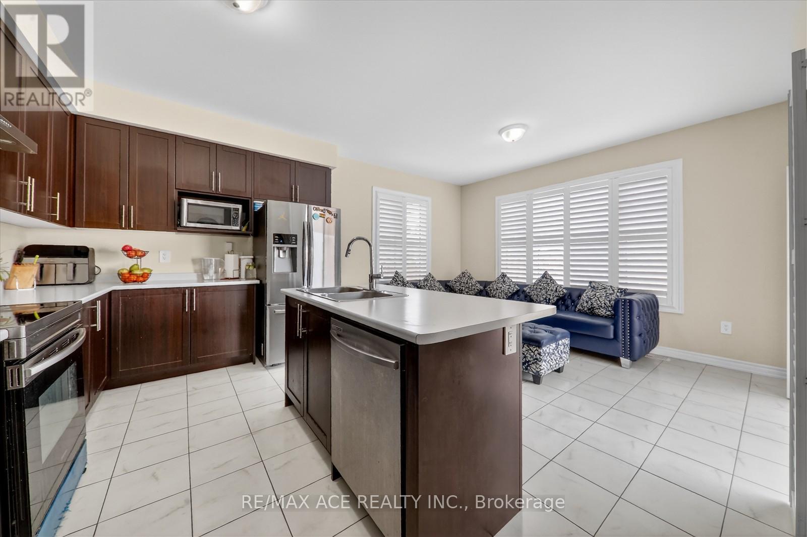 4 Sanford Circle, Springwater, Ontario  L9X 2A8 - Photo 9 - S12974028