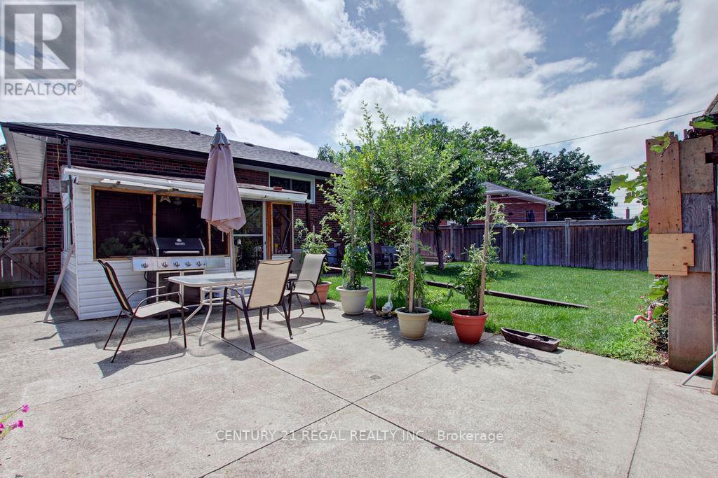 14 Thorpe Road, Toronto, Ontario  M9R 2C2 - Photo 15 - W12974034
