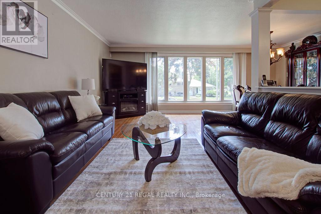 14 Thorpe Road, Toronto, Ontario  M9R 2C2 - Photo 4 - W12974034