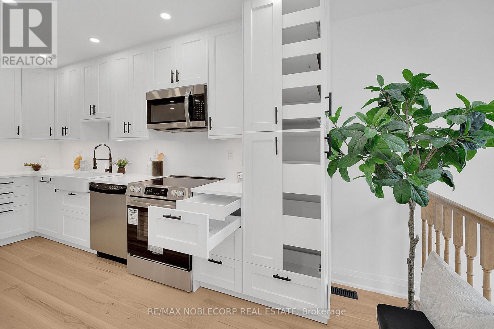 29 Mugford Road, Aurora, Ontario  L4G 7H4 - Photo 12 - N12974120