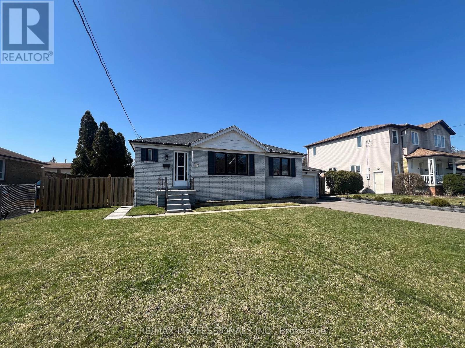 2504 Donnavale Drive, Mississauga, Ontario  L5A 2N1 - Photo 2 - W12974148