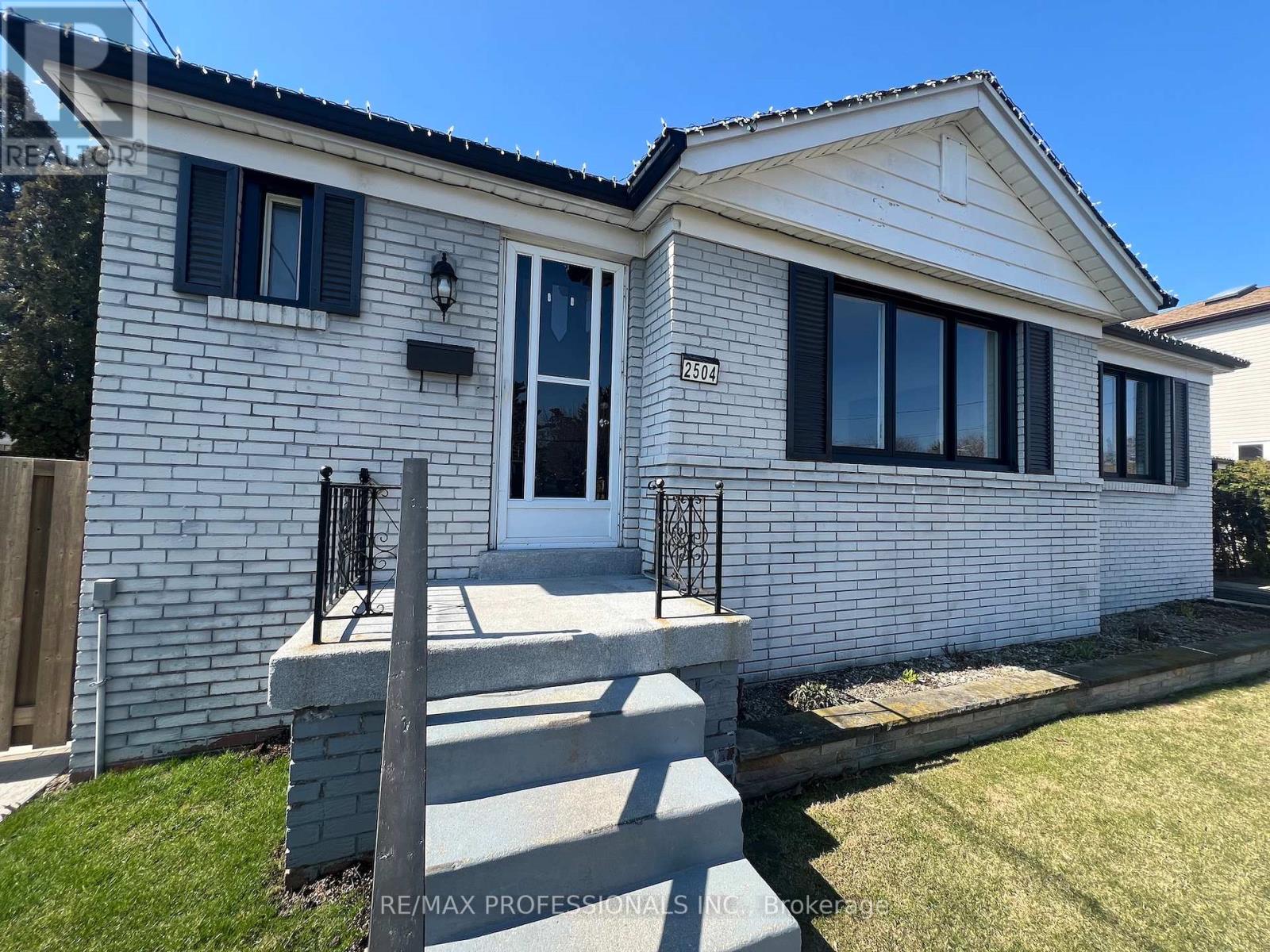 2504 Donnavale Drive, Mississauga, Ontario  L5A 2N1 - Photo 3 - W12974148