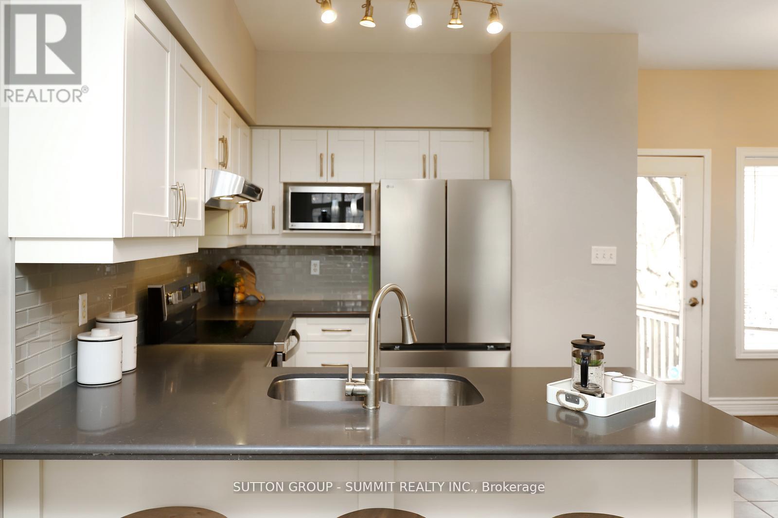 260 Glenashton Drive, Oakville, Ontario  L6H 6H5 - Photo 10 - W12974156