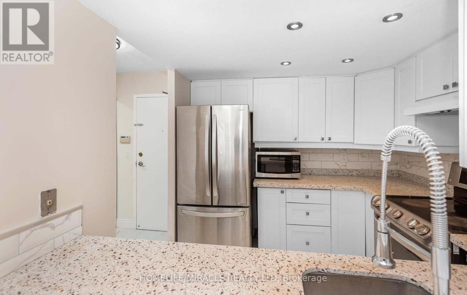 811 - 325 Webb Drive, Mississauga (City Centre), Ontario  L4T 2J7 - Photo 10 - W12974160